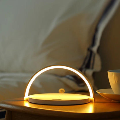 LuminaCharge - Lampada intelligente con ricarica wireless