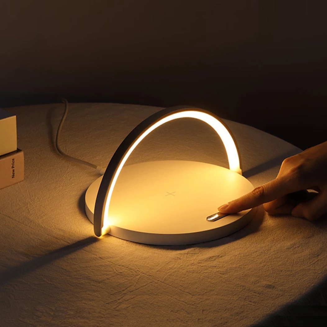 LuminaCharge - Lampada intelligente con ricarica wireless