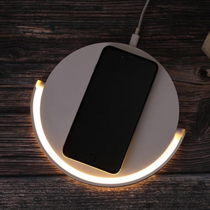 LuminaCharge - Lampada intelligente con ricarica wireless