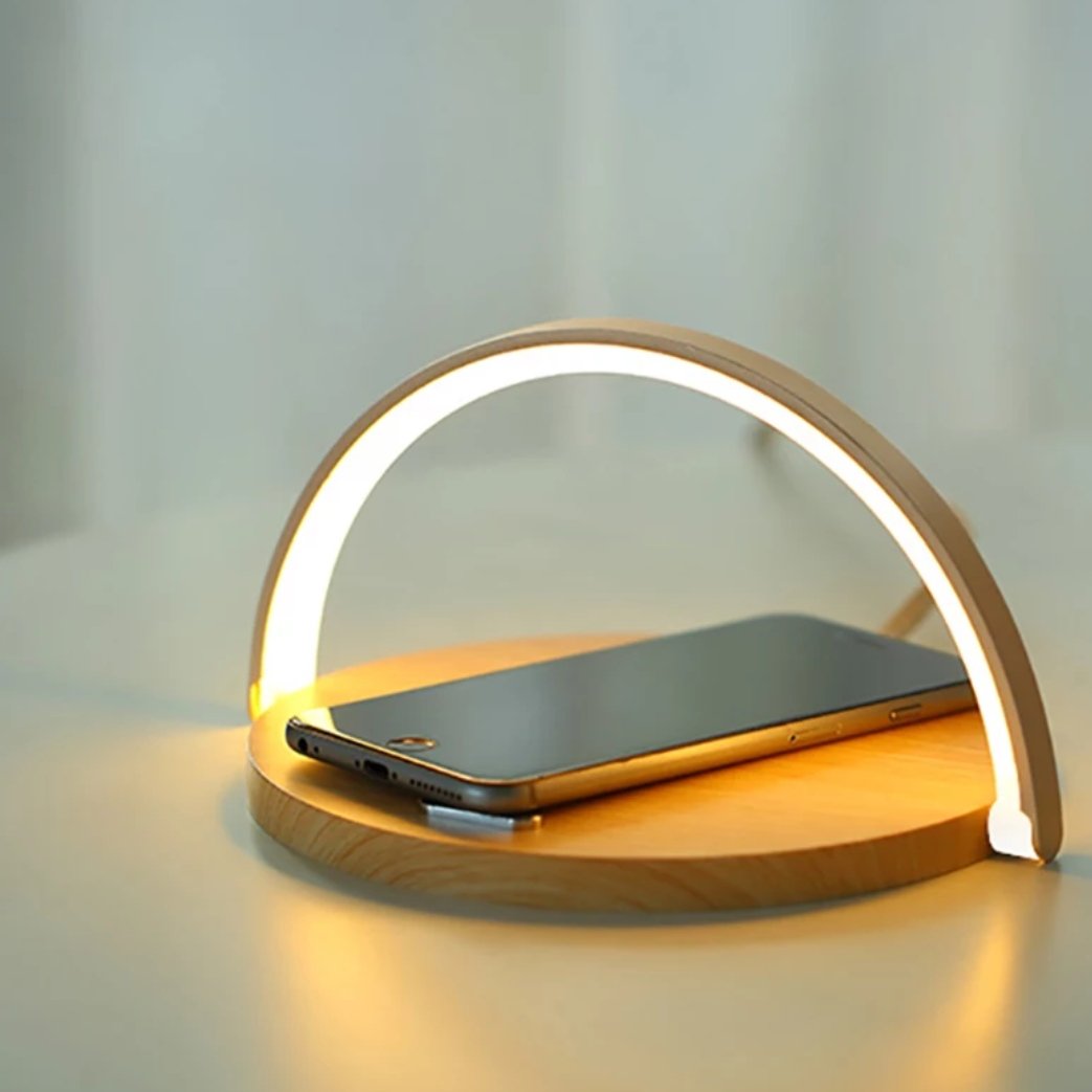 LuminaCharge - Smart Lamp met Draadloos Opladen